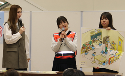 ゆうちゃみさんの防災ブース体験の写真