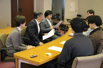 議会モニターの写真