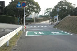 アスファルトの道路の写真