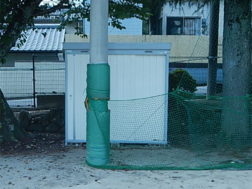 �ߌ����w�Z�O���E���h���i�q�ɂ̎ʐ^